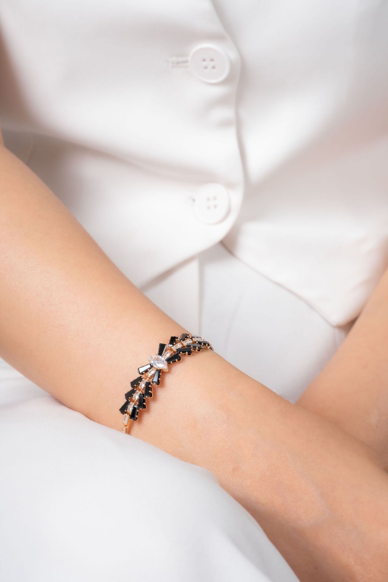 Gold Siyah Taş Detaylı Işıltılı VİP Bileklik