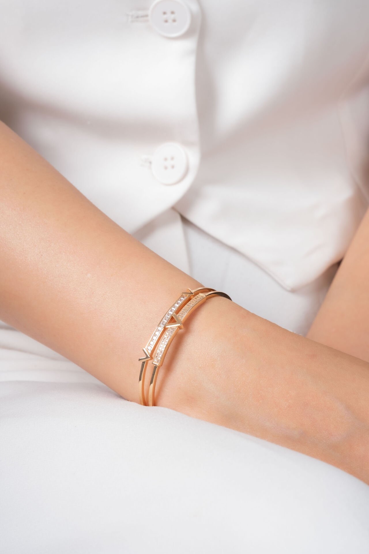 Rose Çift Sıra V Detaylı Taşlı VİP Kelepçe Bileklik