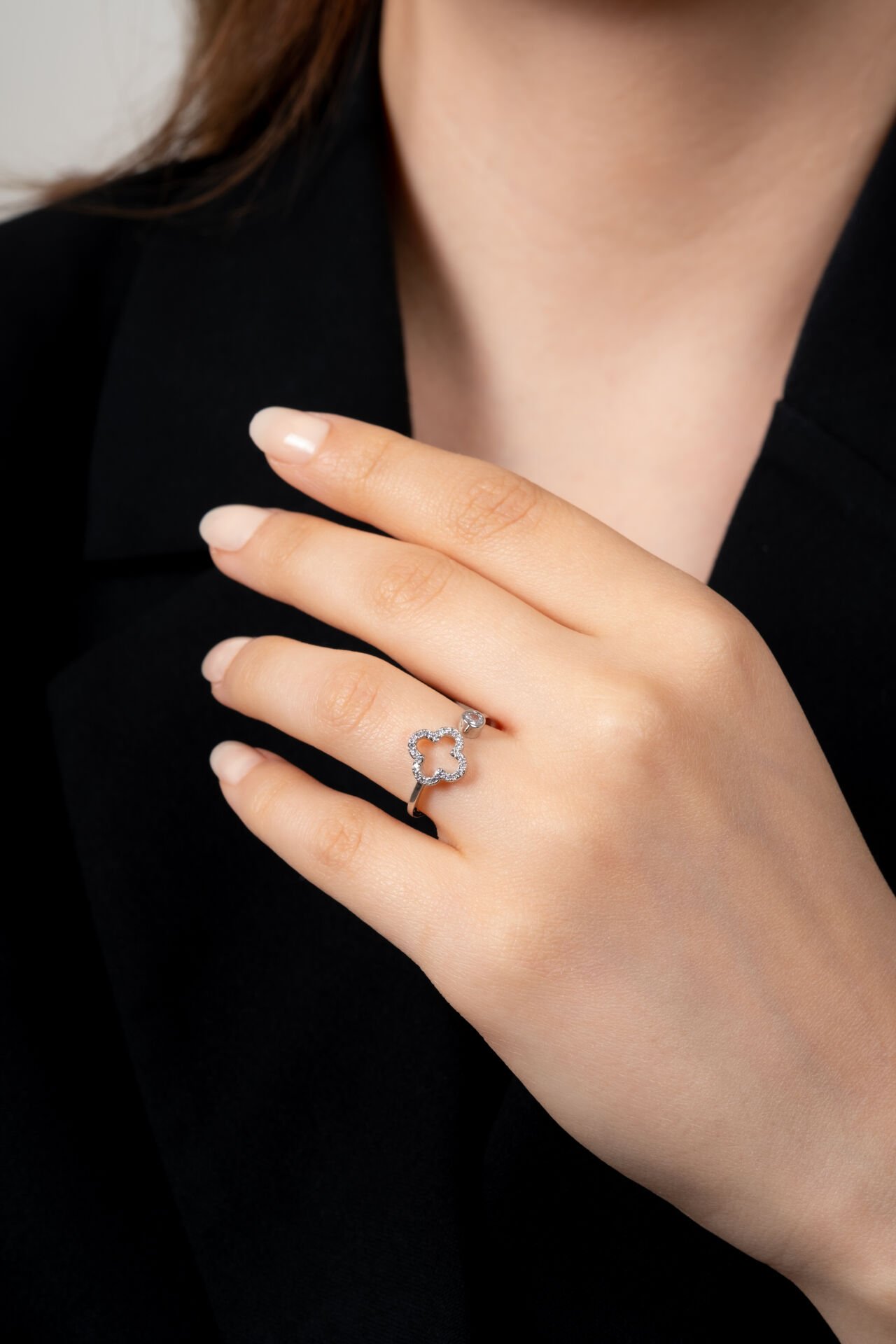 Yonca Figürlü Taş Detaylı Gümüş Renk Ayarlanabilir VIP Yüzük