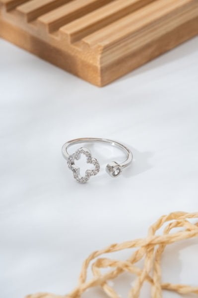 Yonca Figürlü Taş Detaylı Gümüş Renk Ayarlanabilir VIP Yüzük