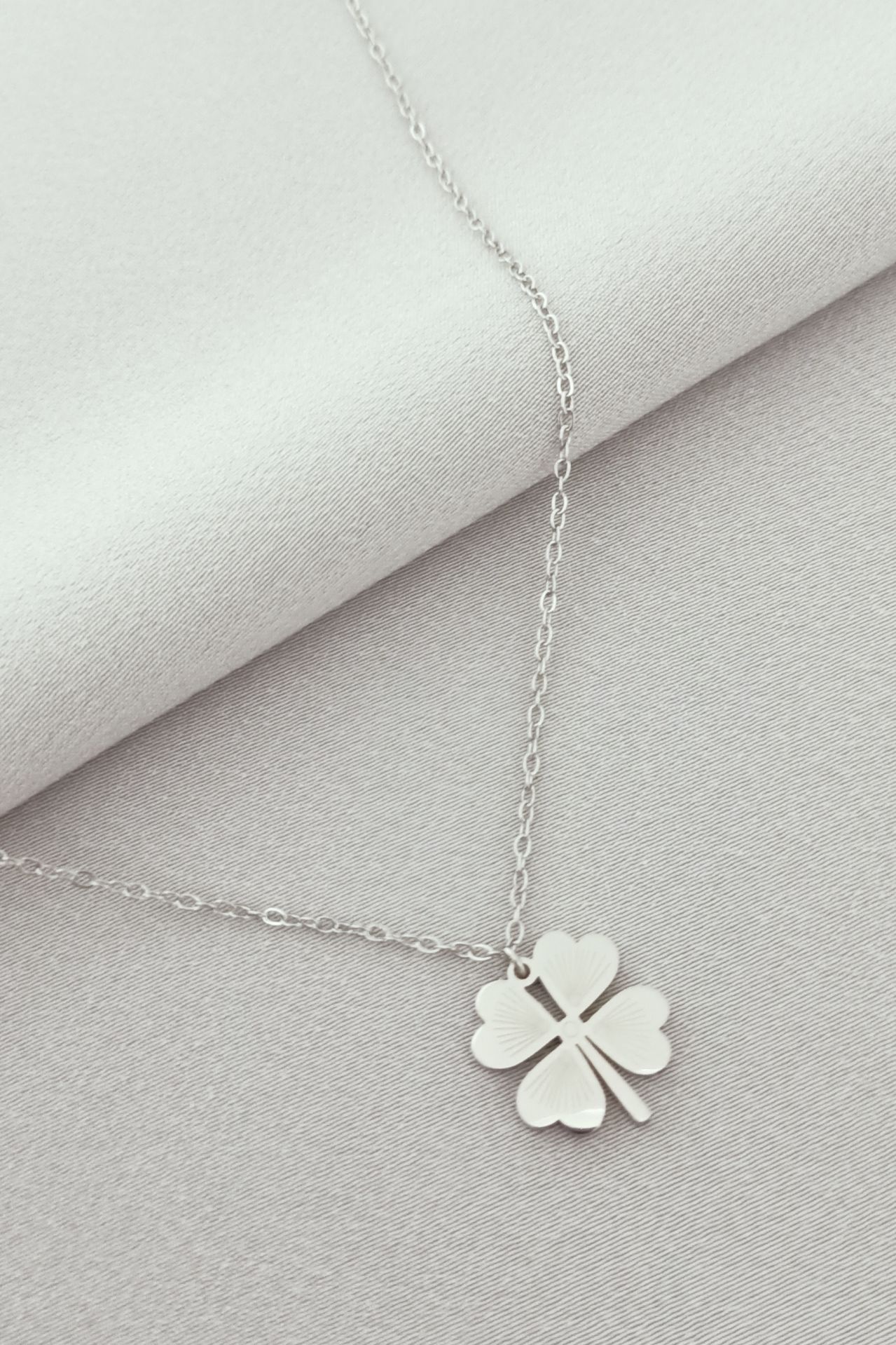 Çelik minimal yonca kolye silver