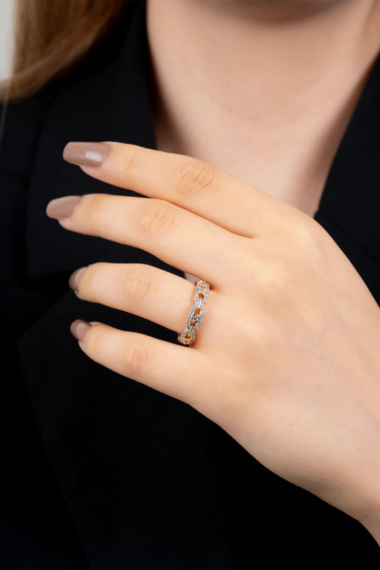 Taş İşlemeli Zincir Form Yüzük