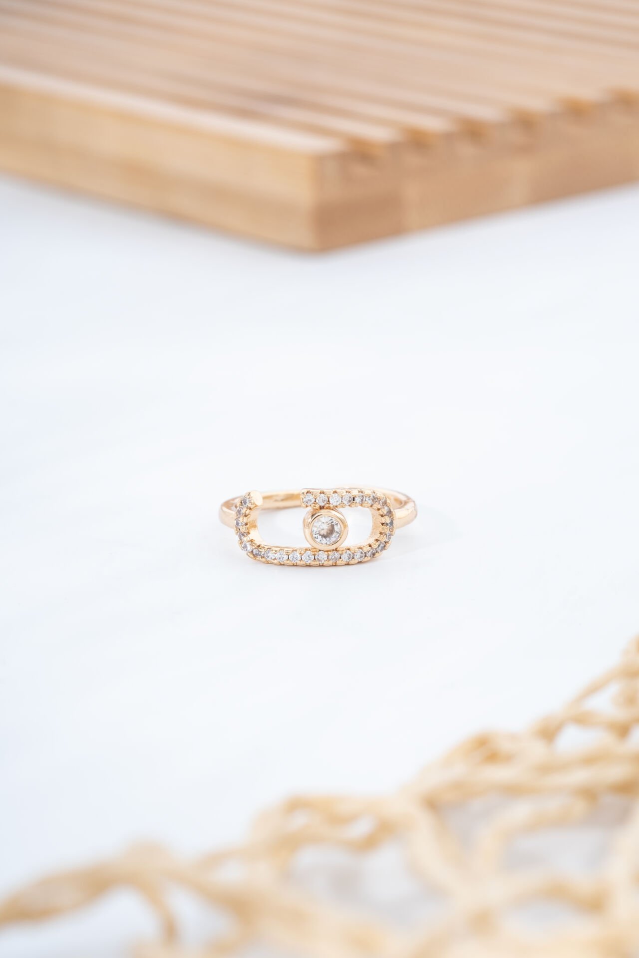 Taş Detaylı Oval Tasarım Yüzük