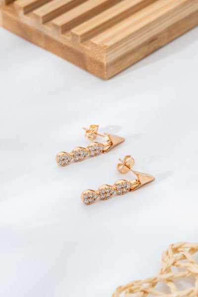 Üçgen Detaylı Taş Sıralı Altın Sarısı Küpe