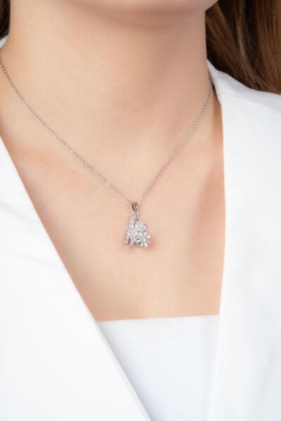 Silver Çiçek Tutan Ayı Figürlü Kolye