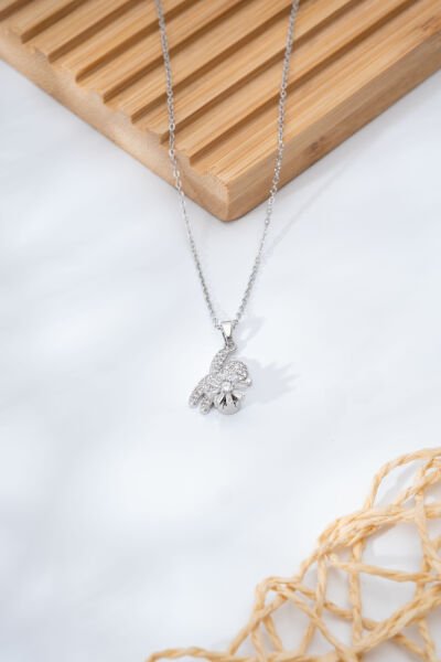 Silver Çiçek Tutan Ayı Figürlü Kolye