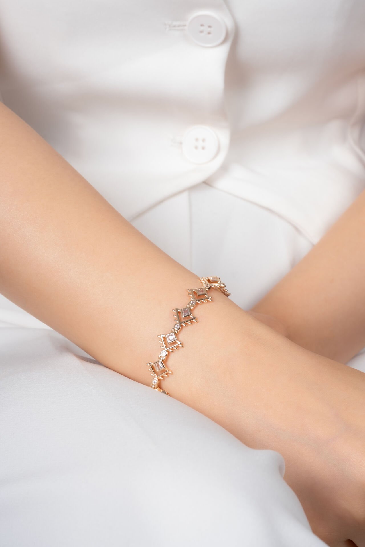 Taş Detaylı Altın Kaplama Zarif VİP Bileklik