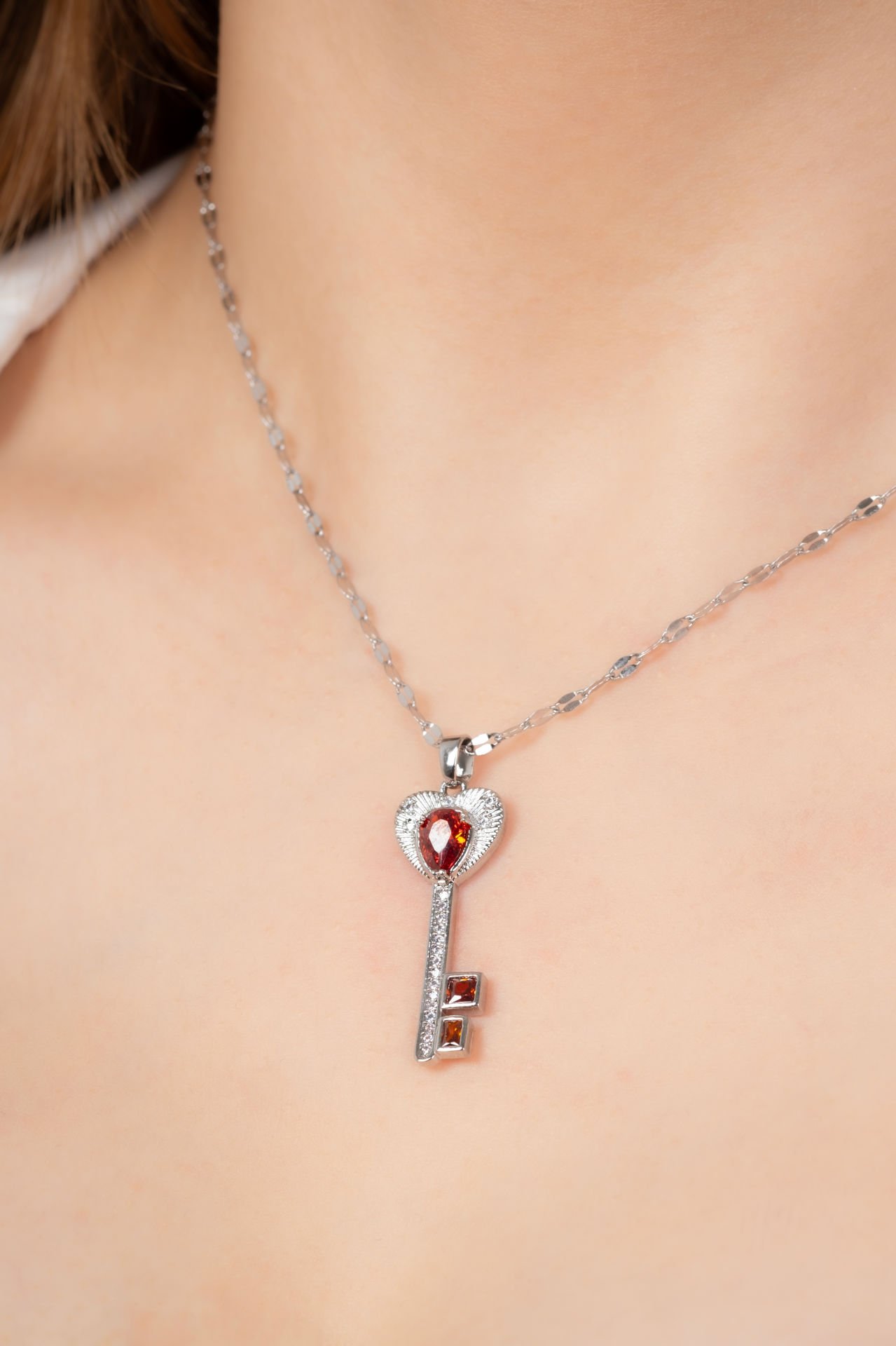 Çelik kırmızı taşlı anahtar kolye