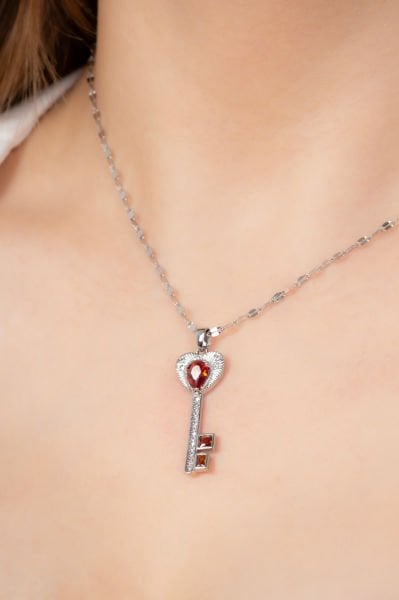 Çelik kırmızı taşlı anahtar kolye