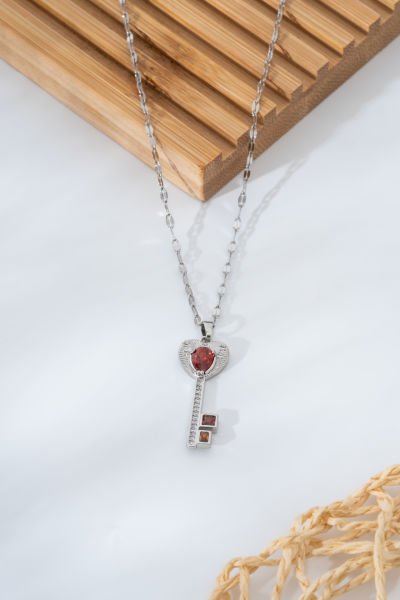 Çelik kırmızı taşlı anahtar kolye