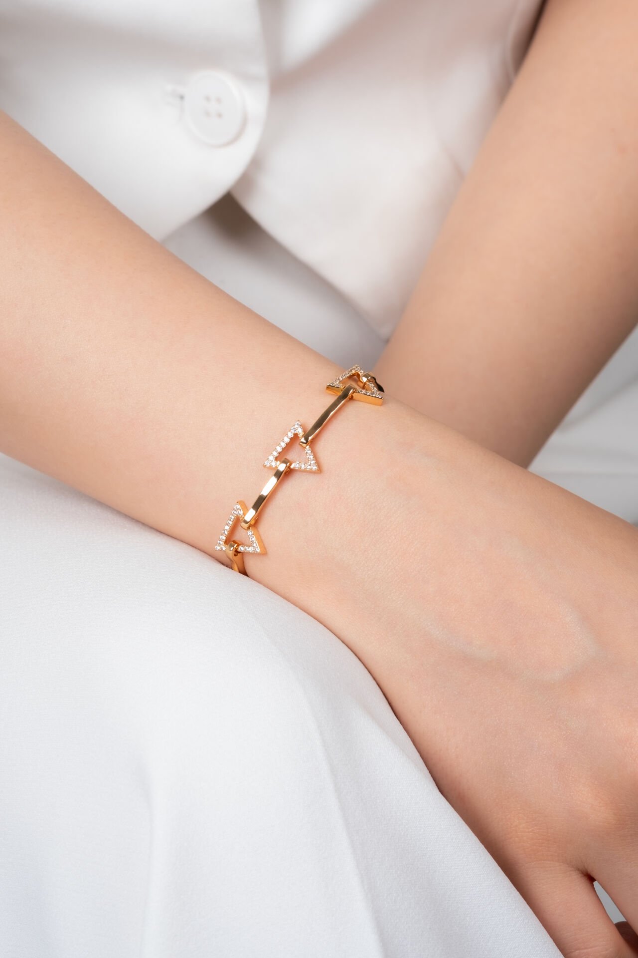 Üçgen Figürlü Taş Detaylı Altın Renk Kadın Bileklik