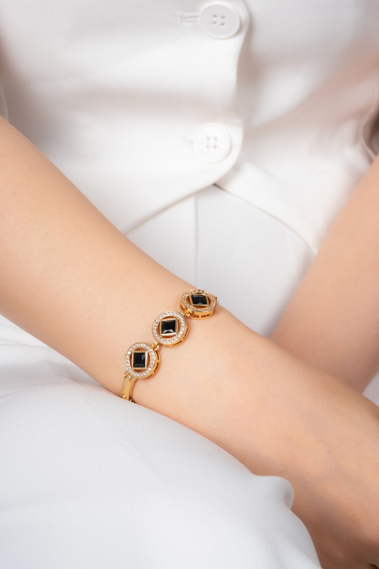 Oval Siyah Taşlı Altın Renk VİP Bileklik