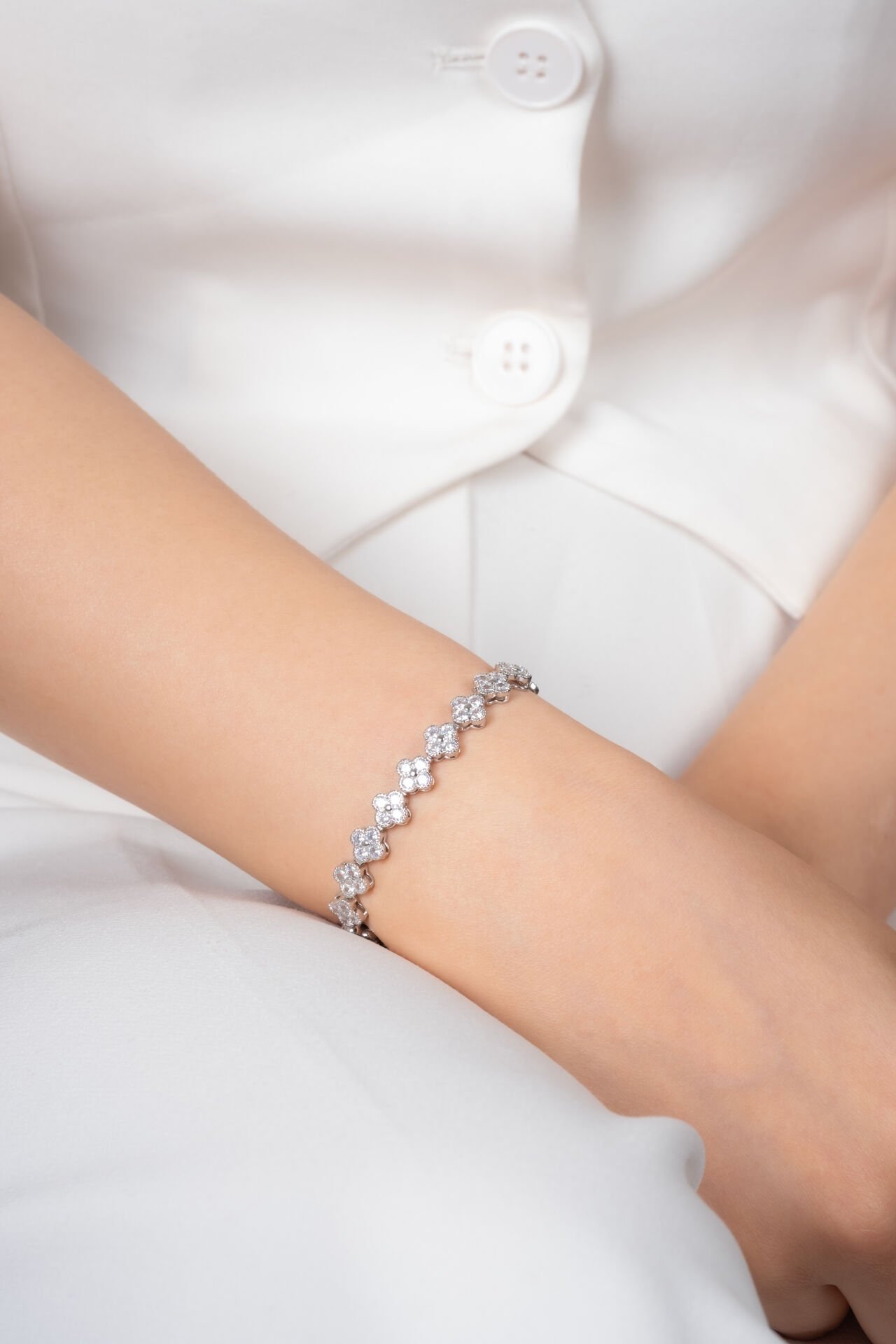 Taşlı Çiçek Motifli Gümüş Renk VİP Bileklik