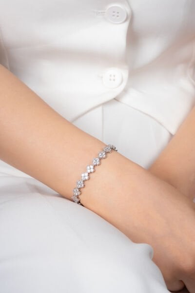 Taşlı Çiçek Motifli Gümüş Renk VİP Bileklik