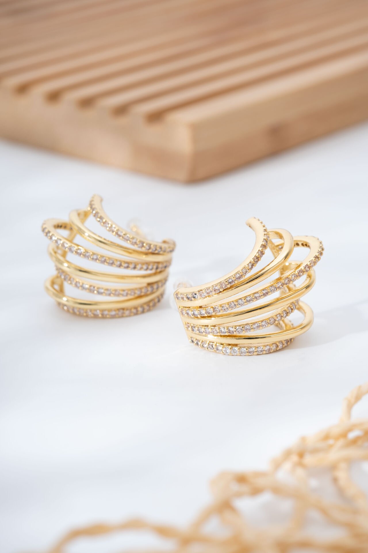 Gold Taşlı Kafes Formlu Küpe