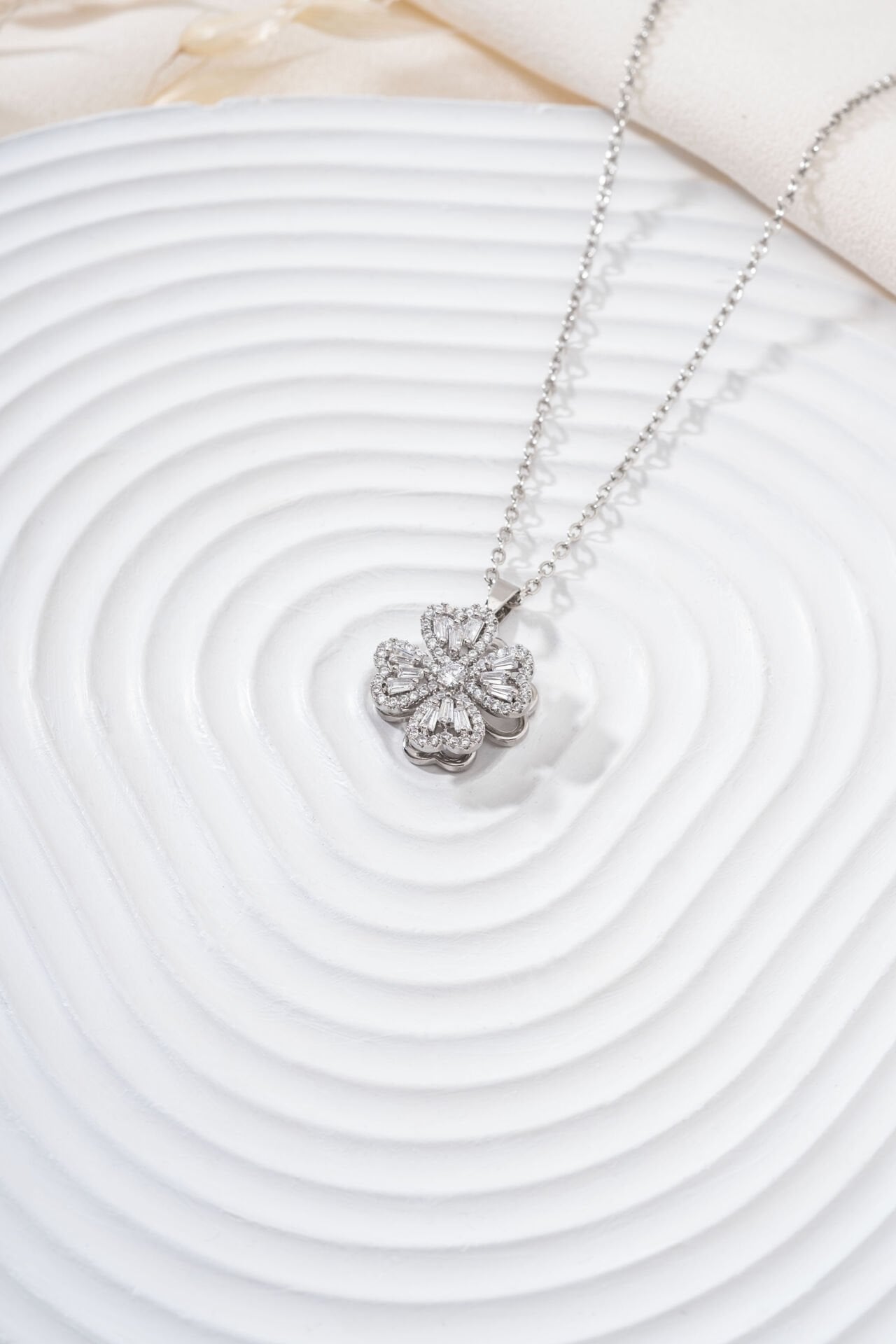 Çelik dönen yonca kolye