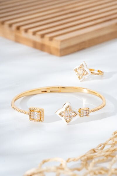 Beyaz Mine ve Taş Detaylı Geometrik Altın Renk Takı Seti (Bileklik & Yüzük)
