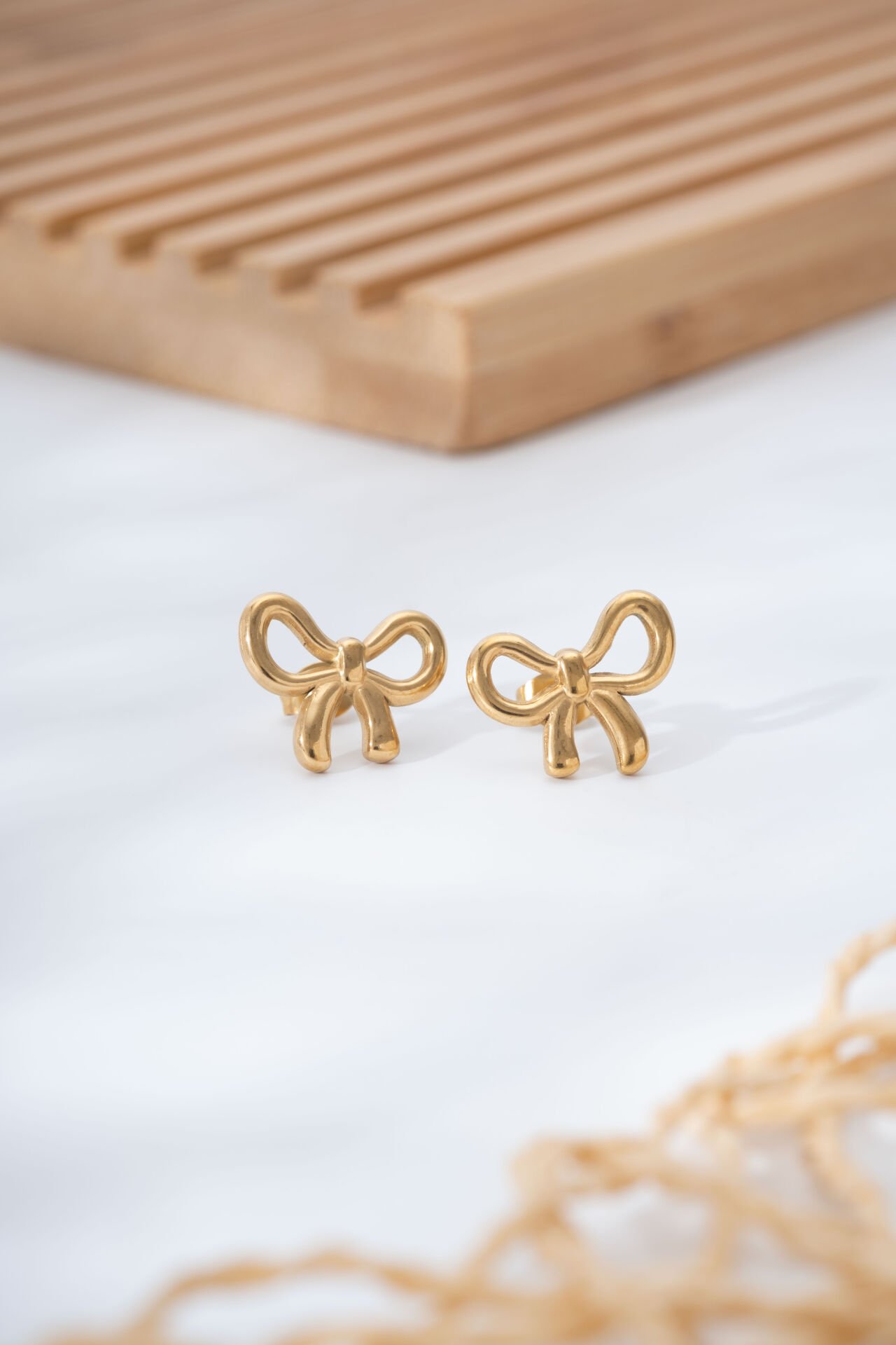 Gold Kurdele Figürlü Küpe