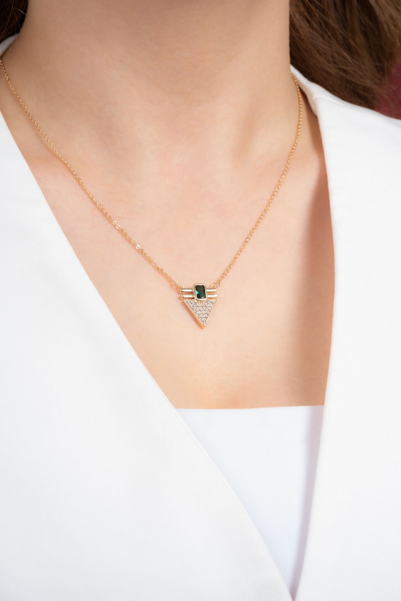 Altın Sarısı Üçgen Formlu Yeşil Taşlı Kadın VIP Kolye