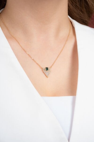 Altın Sarısı Üçgen Formlu Yeşil Taşlı Kadın VIP Kolye