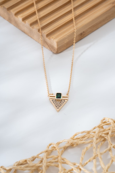 Altın Sarısı Üçgen Formlu Yeşil Taşlı Kadın VIP Kolye