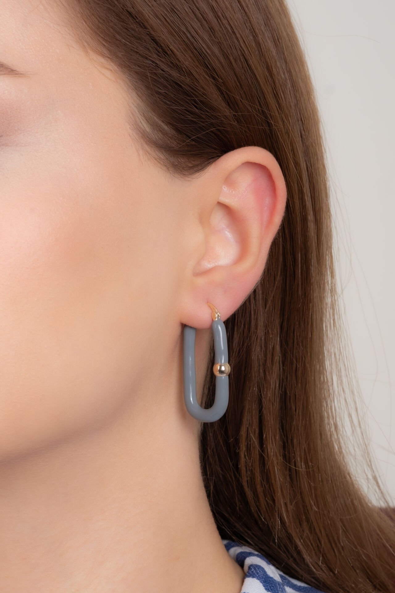 Altın Detaylı Gri Modern Formlu VIP Küpe