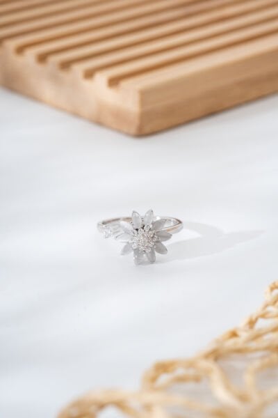 Gümüş Renk Kristal Taşlı Çiçek Motifli Kadın Yüzük