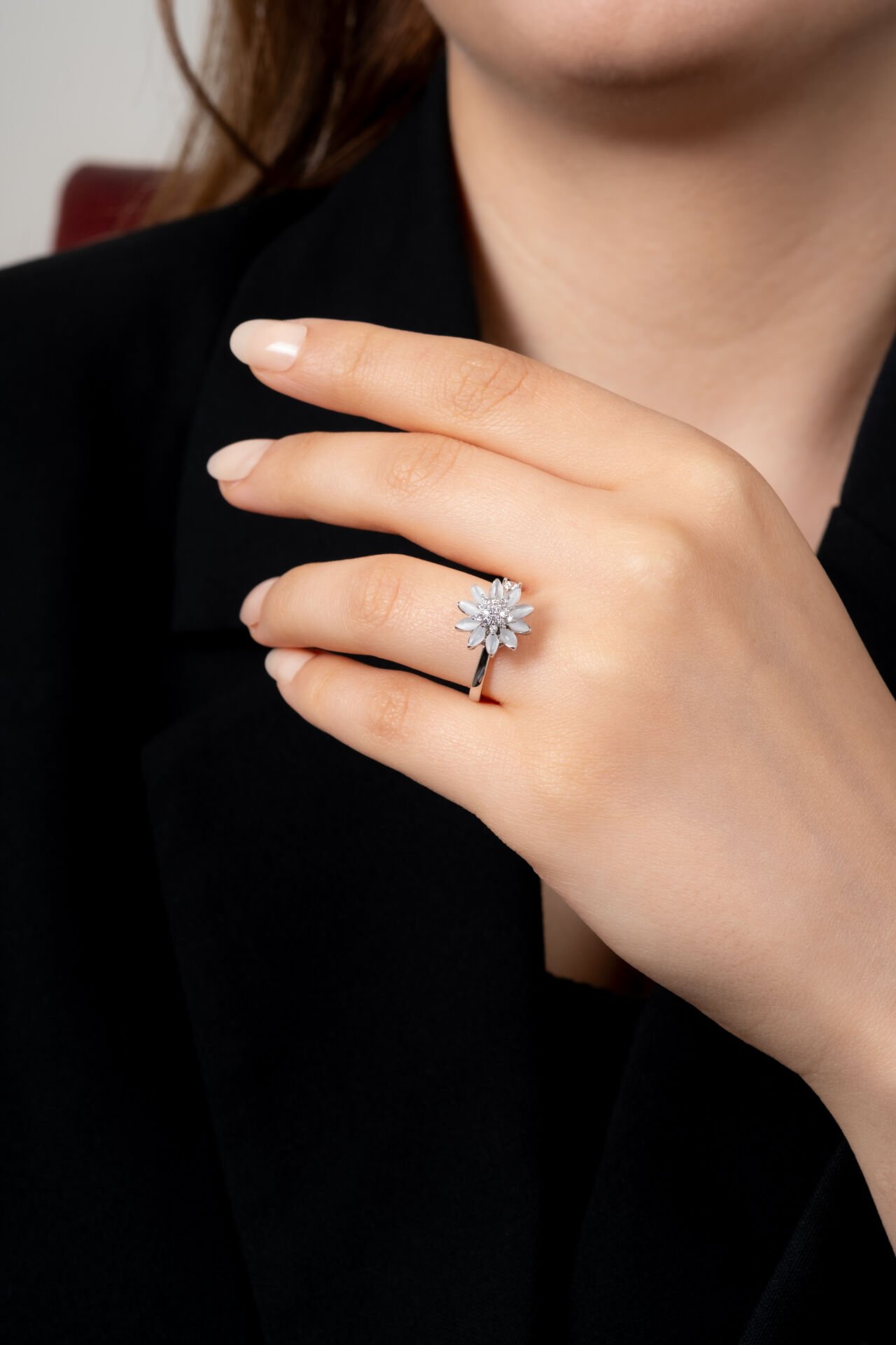 Gümüş Renk Kristal Taşlı Çiçek Motifli Kadın Yüzük