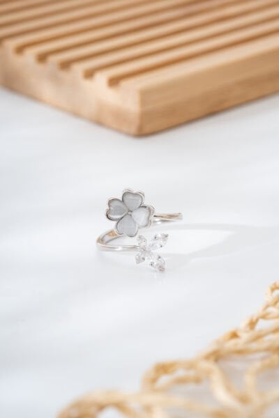 Gümüş Renk Yonca ve Taş Detaylı Açık Model Kadın Yüzük