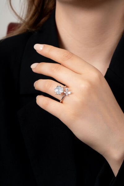 Gümüş Renk Yonca ve Taş Detaylı Açık Model Kadın Yüzük