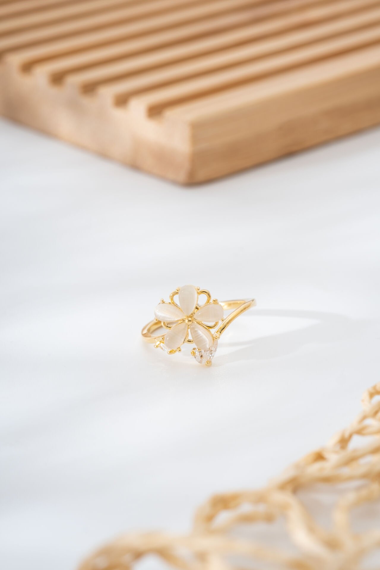 Altın Sarısı İnci Detaylı Yonca Motifli Yüzük