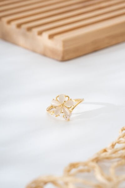 Altın Sarısı İnci Detaylı Yonca Motifli Yüzük