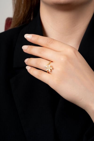 Altın Sarısı İnci Detaylı Yonca Motifli Yüzük