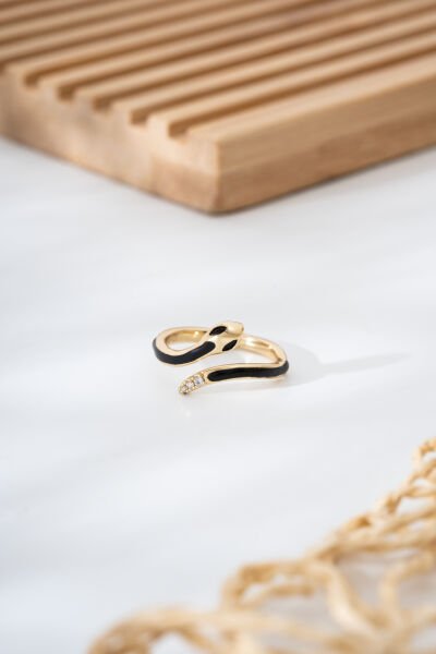 Altın Sarısı Siyah Mine Detaylı Yılan Figürlü Kadın Yüzük