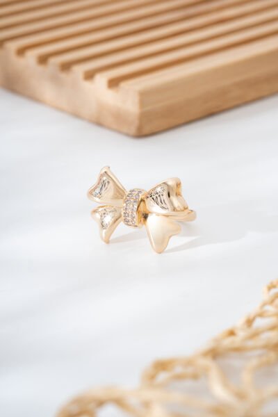 Altın Sarısı Büyük Fiyonk Motifli Taş Detaylı Kadın Yüzük