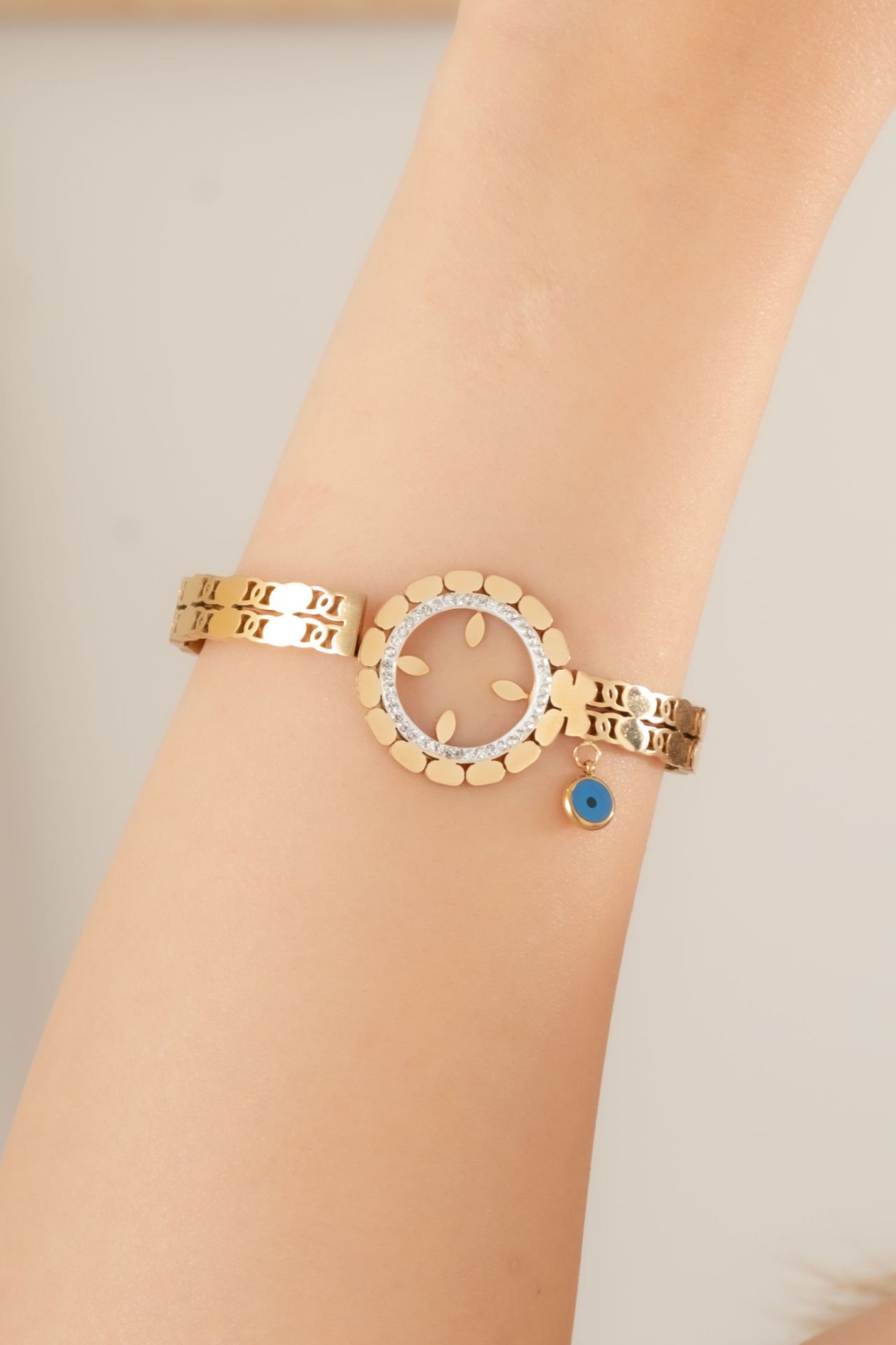 Çelik çeyrek takılan kelepçe