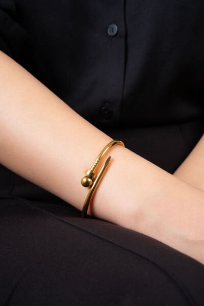 Gold Top Detaylı Çivi Bileklik