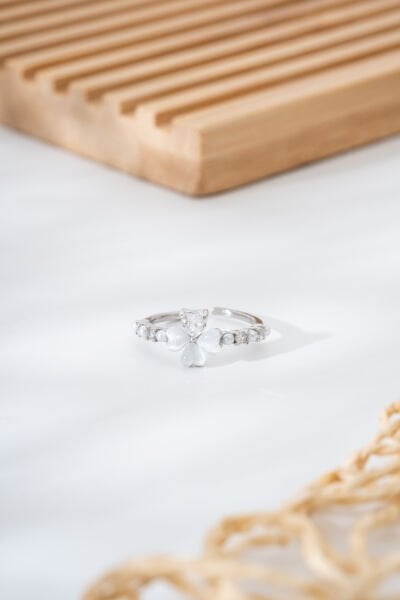 Beyaz Çiçek Taşlı Gümüş Renk  VIP Yüzük