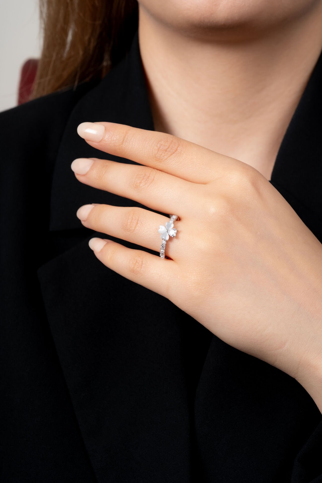 Beyaz Çiçek Taşlı Gümüş Renk  VIP Yüzük