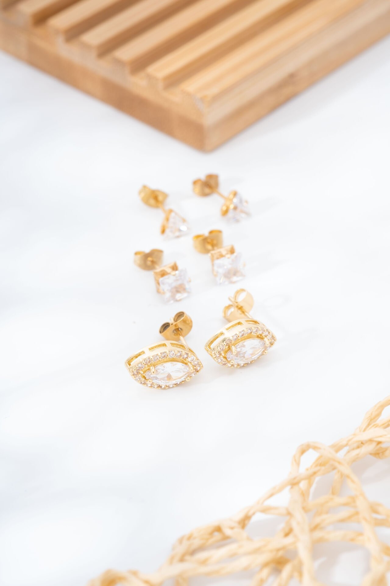 Gold Taşlı Küpe Seti