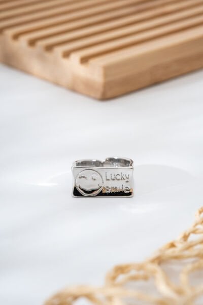 Gümüş Renk Lucky Smile Yazılı Kadın VIP Yüzük