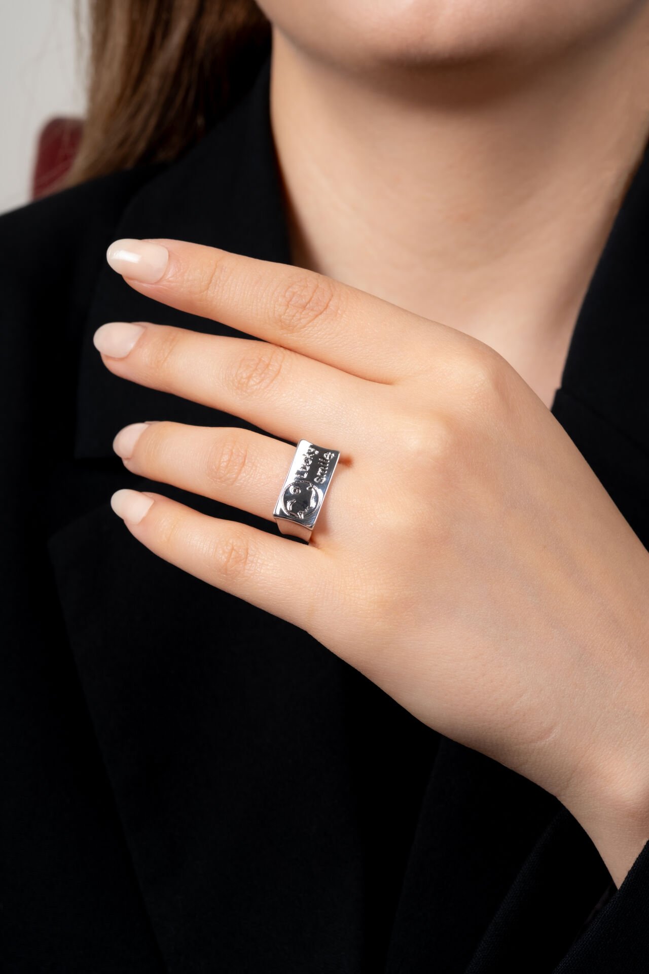 Gümüş Renk Lucky Smile Yazılı Kadın VIP Yüzük