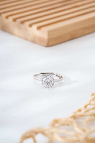 Gümüş Renkli Büyük Tek Taş VIP Yüzük