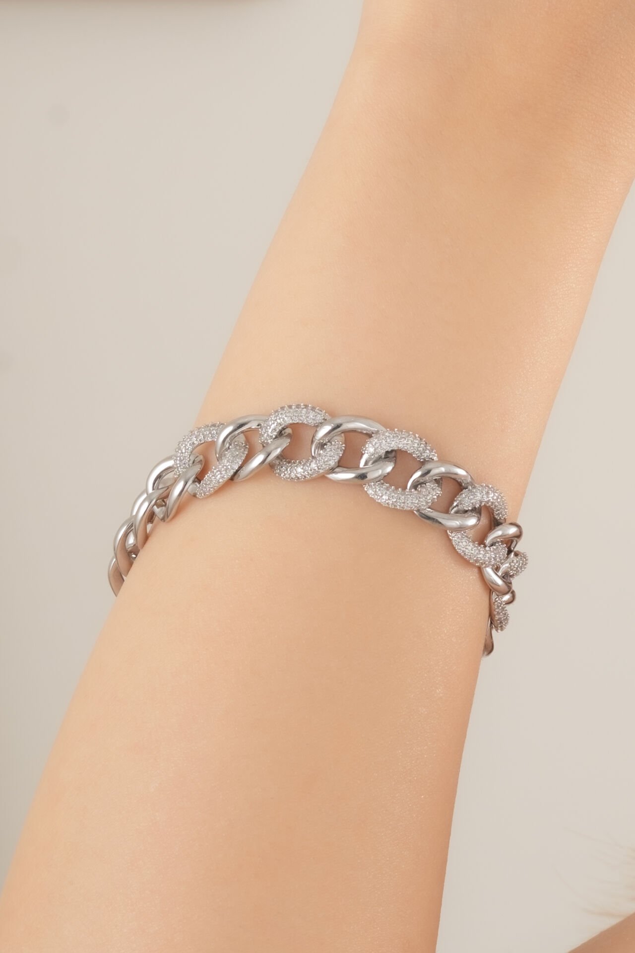 Parlak Taşlı Kalın Zincir Model Gümüş Renk VİP Bileklik