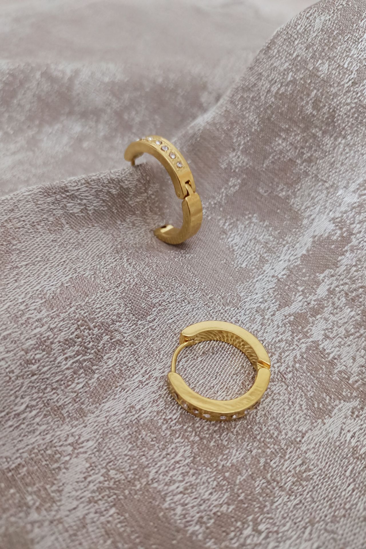 Çelik taşlı küpe gold