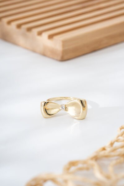 Fiyonk Model Tek Taş Detaylı Altın Sarısı Kadın Yüzük