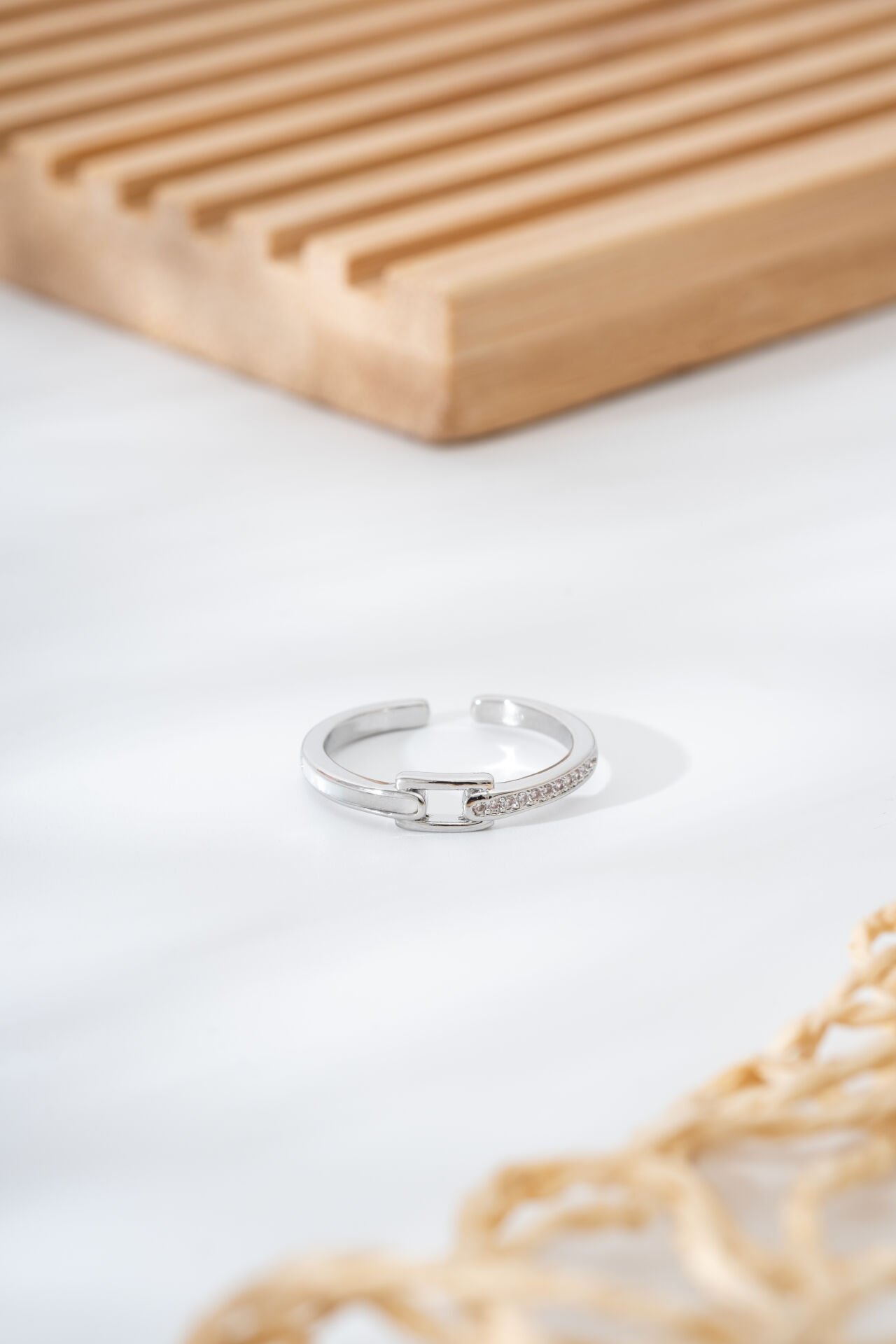 Zincir Tokalı Taş Detaylı Ayarlanabilir Gümüş Renk Kadın Yüzük