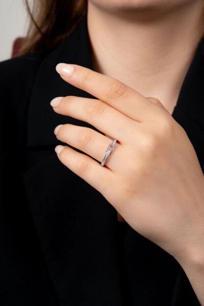 Zincir Tokalı Taş Detaylı Ayarlanabilir Gümüş Renk Kadın Yüzük