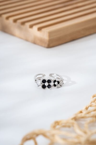 Siyah Çiçek Figürlü İnci Detaylı Ayarlanabilir Gümüş Renk Kadın Yüzük