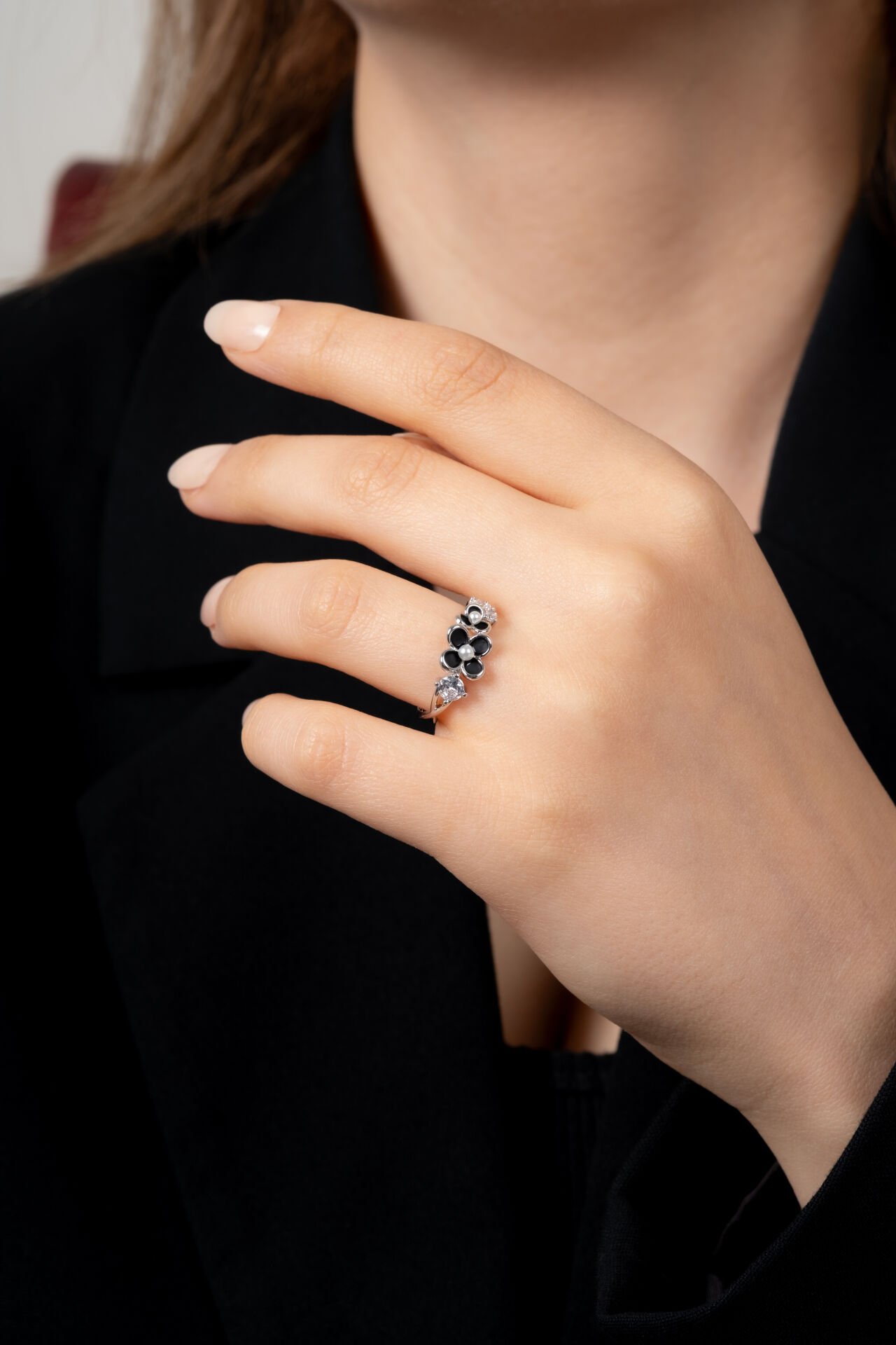 Siyah Çiçek Figürlü İnci Detaylı Ayarlanabilir Gümüş Renk Kadın Yüzük